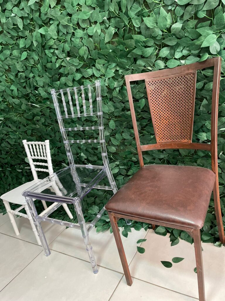 Cadeiras/ Puffs/ Banquetas